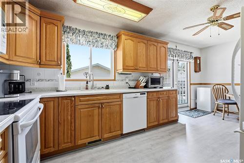 3355 Fairlight Drive, Saskatoon, SK - Indoor Photo Showing Kitchen