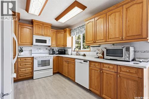 3355 Fairlight Drive, Saskatoon, SK - Indoor Photo Showing Kitchen