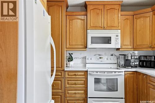 3355 Fairlight Drive, Saskatoon, SK - Indoor Photo Showing Kitchen