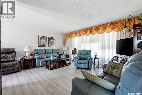 3355 Fairlight Drive, Saskatoon, SK - Indoor Photo Showing Living Room