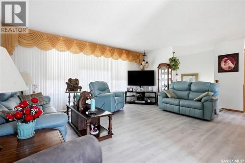 3355 Fairlight Drive, Saskatoon, SK - Indoor Photo Showing Living Room