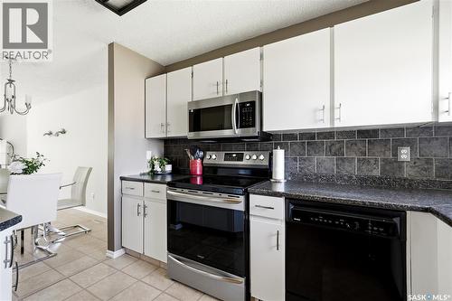 6427 Rochdale Boulevard, Regina, SK - Indoor Photo Showing Kitchen