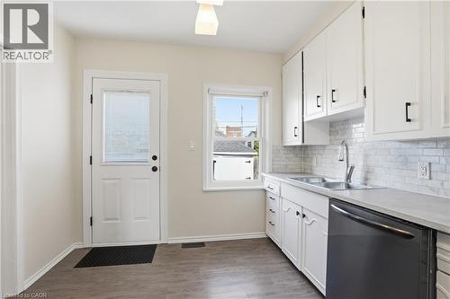 43 Cameron Avenue N, Hamilton, ON - Indoor Photo Showing Kitchen
