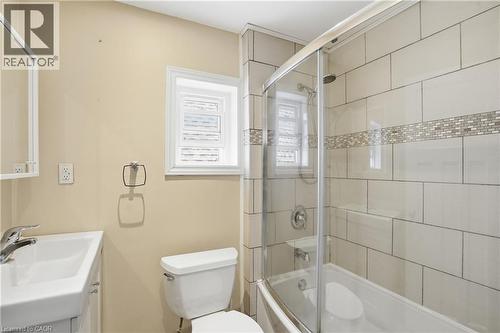 43 Cameron Avenue N, Hamilton, ON - Indoor Photo Showing Bathroom