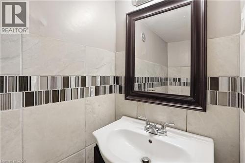 43 Cameron Avenue N, Hamilton, ON - Indoor Photo Showing Bathroom