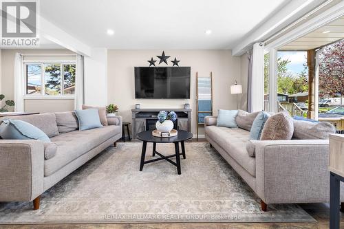 2041 Kingsley Road, Ottawa, ON - Indoor Photo Showing Living Room