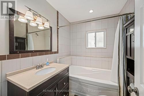 945 Colborne Street, London East (East B), ON - Indoor Photo Showing Bathroom