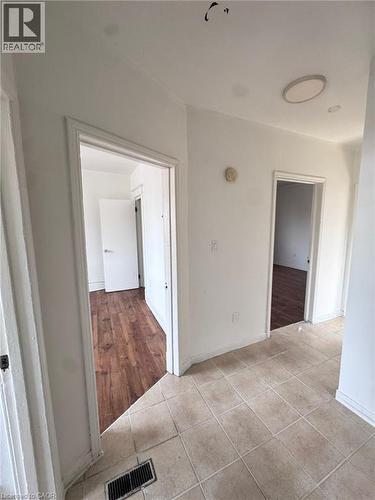 10 Fairleigh Avenue N, Hamilton, ON - Indoor Photo Showing Other Room