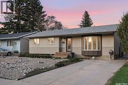 2225 Easthill  Saskatoon, SK S7J 3E1