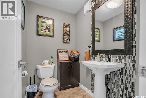 727 6Th Avenue N, Saskatoon, SK - Indoor Photo Showing Bathroom