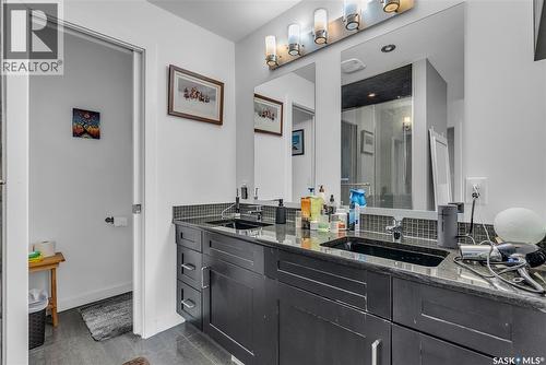 727 6Th Avenue N, Saskatoon, SK - Indoor Photo Showing Bathroom