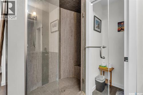 727 6Th Avenue N, Saskatoon, SK - Indoor Photo Showing Bathroom