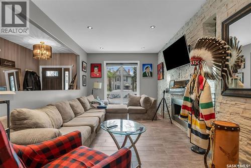 727 6Th Avenue N, Saskatoon, SK - Indoor Photo Showing Living Room