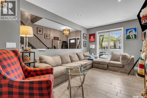 727 6Th Avenue N, Saskatoon, SK - Indoor Photo Showing Living Room