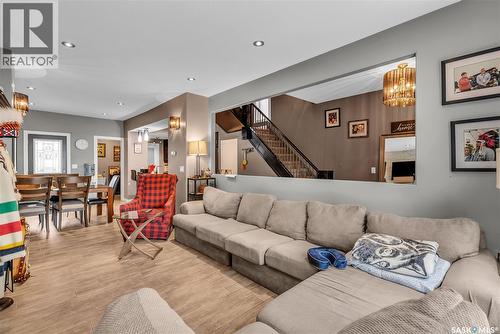 727 6Th Avenue N, Saskatoon, SK - Indoor Photo Showing Living Room
