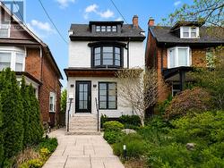 204 BEATRICE STREET Toronto, ON M6G 3G1