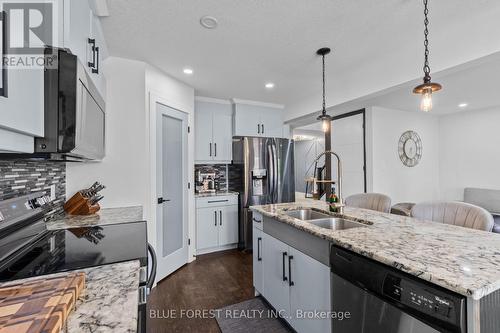 3293 Casson Way, London South (South W), ON - Indoor Photo Showing Kitchen With Double Sink With Upgraded Kitchen