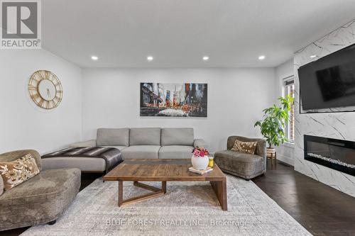 3293 Casson Way, London South (South W), ON - Indoor Photo Showing Living Room