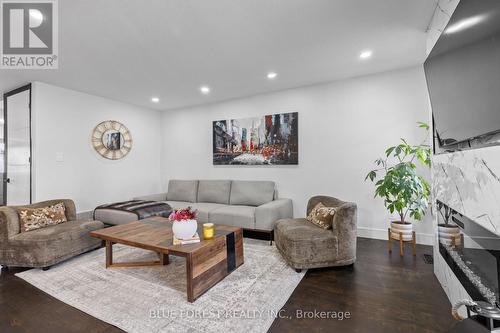 3293 Casson Way, London South (South W), ON - Indoor Photo Showing Living Room