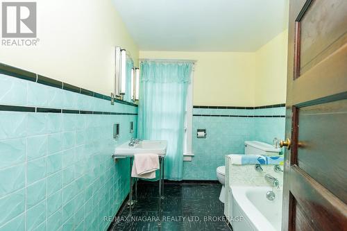 208 Hellems Avenue, Welland (Welland Downtown), ON - Indoor Photo Showing Bathroom
