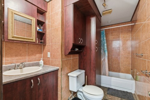 Bathroom - 1409 Boul. Pie-Ix, Montréal (Mercier/Hochelaga-Maisonneuve), QC - Indoor Photo Showing Bathroom