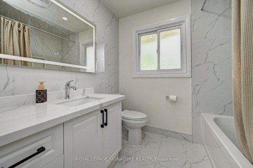 240 Stonybrook Drive, Kitchener, ON - Indoor Photo Showing Bathroom