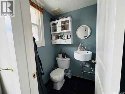 1230 Chaplin Street E, Swift Current, SK - Indoor Photo Showing Bathroom