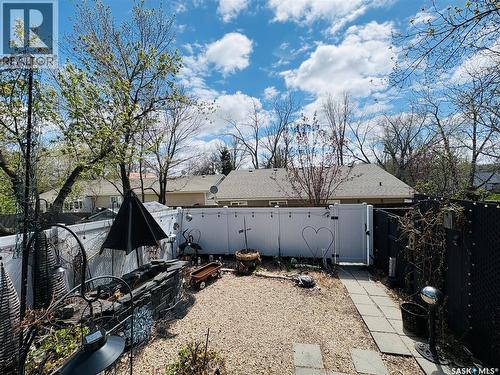 1230 Chaplin Street E, Swift Current, SK - Outdoor