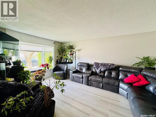 1230 Chaplin Street E, Swift Current, SK - Indoor Photo Showing Living Room