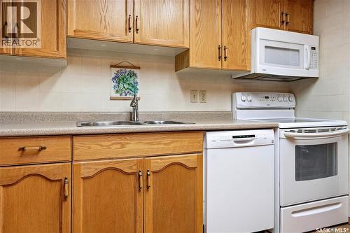 134 960 Assiniboine Avenue E, Regina, SK - Indoor Photo Showing Kitchen With Double Sink