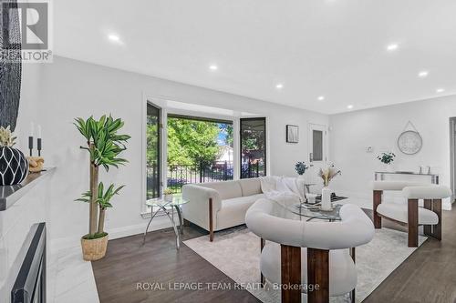2317 Elmira Drive, Ottawa, ON - Indoor Photo Showing Living Room