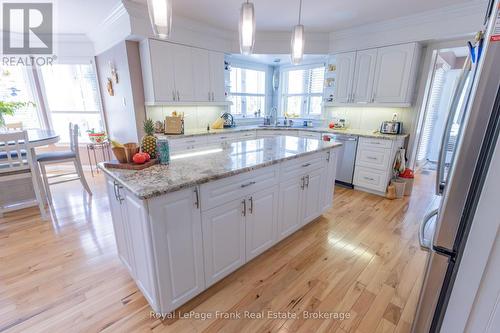 609 Brick Road, Selwyn, ON - Indoor Photo Showing Kitchen With Upgraded Kitchen