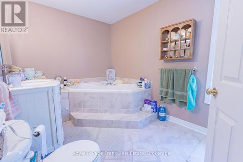 609 Brick Road, Selwyn, ON - Indoor Photo Showing Bathroom