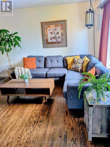 3430 Homark Drive, Mississauga, ON - Indoor Photo Showing Living Room