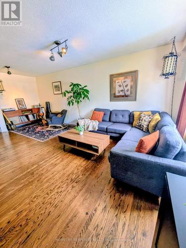 3430 Homark Drive, Mississauga, ON - Indoor Photo Showing Living Room