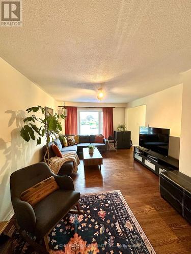 3430 Homark Drive, Mississauga, ON - Indoor Photo Showing Living Room