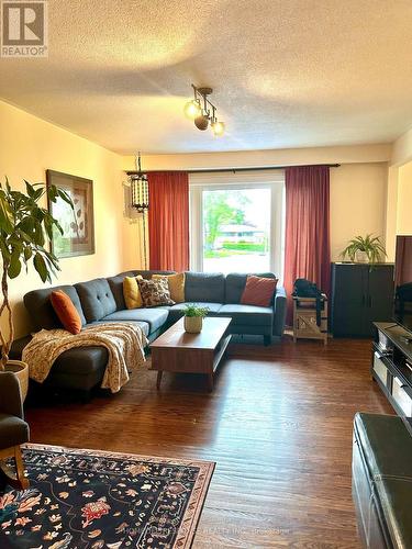 3430 Homark Drive, Mississauga, ON - Indoor Photo Showing Living Room