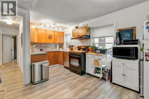 1260 Oak, Windsor, ON - Indoor Photo Showing Kitchen
