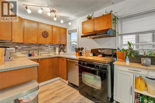 1260 Oak, Windsor, ON - Indoor Photo Showing Kitchen