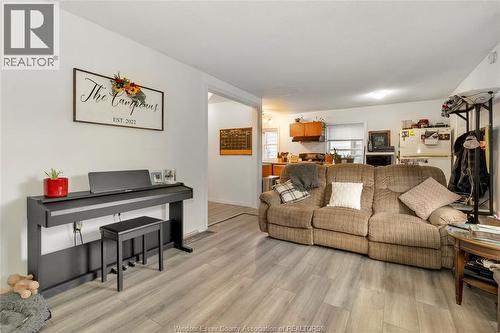 1260 Oak, Windsor, ON - Indoor Photo Showing Living Room