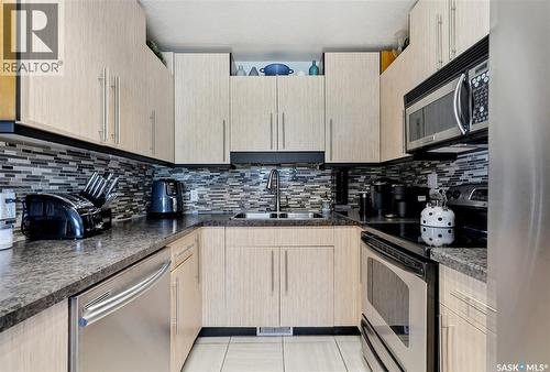 901 R Avenue N, Saskatoon, SK - Indoor Photo Showing Kitchen With Double Sink