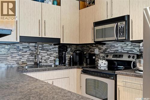 901 R Avenue N, Saskatoon, SK - Indoor Photo Showing Kitchen With Double Sink
