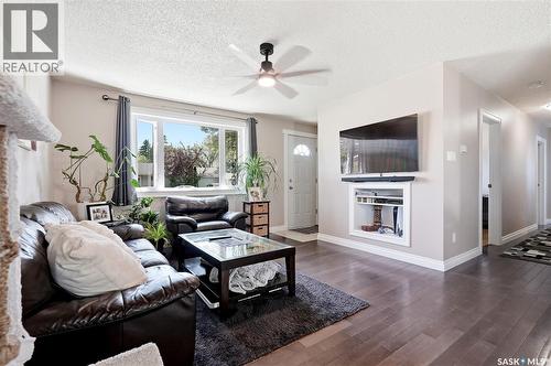 901 R Avenue N, Saskatoon, SK - Indoor Photo Showing Living Room