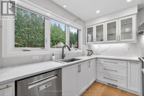 382 Nelles Road N, Grimsby, ON - Indoor Photo Showing Kitchen