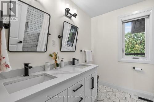 382 Nelles Road N, Grimsby, ON - Indoor Photo Showing Bathroom