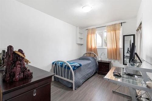 74 Woodcrest Drive, Winnipeg, MB - Indoor Photo Showing Bedroom