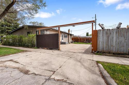 74 Woodcrest Drive, Winnipeg, MB - Outdoor