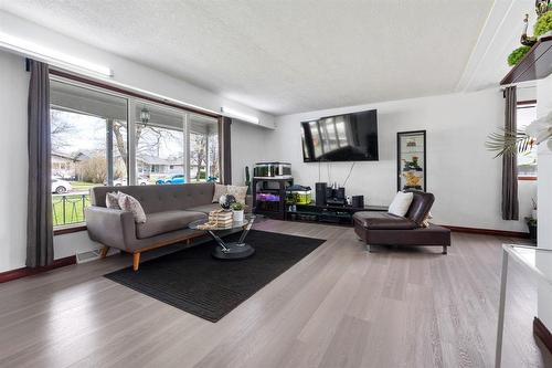 74 Woodcrest Drive, Winnipeg, MB - Indoor Photo Showing Living Room