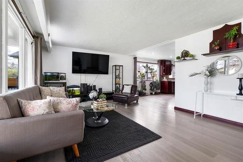 74 Woodcrest Drive, Winnipeg, MB - Indoor Photo Showing Living Room