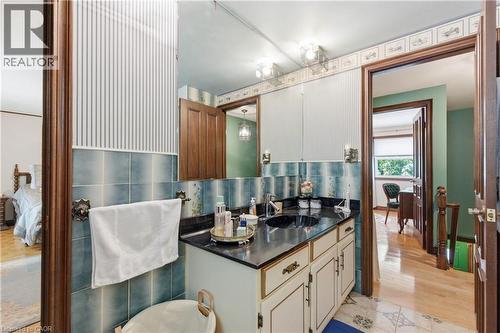 56 Gordon Street, Cambridge, ON - Indoor Photo Showing Bathroom